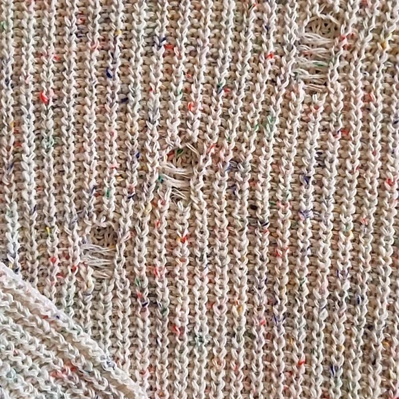 ⭐ $5 ⭐  Destroyed/Frayed Cream Turtleneck Sweater Size Medium - Picture 6 of 10